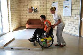 물리치료를 받고 있는 사람들(스위스척수마비센터)